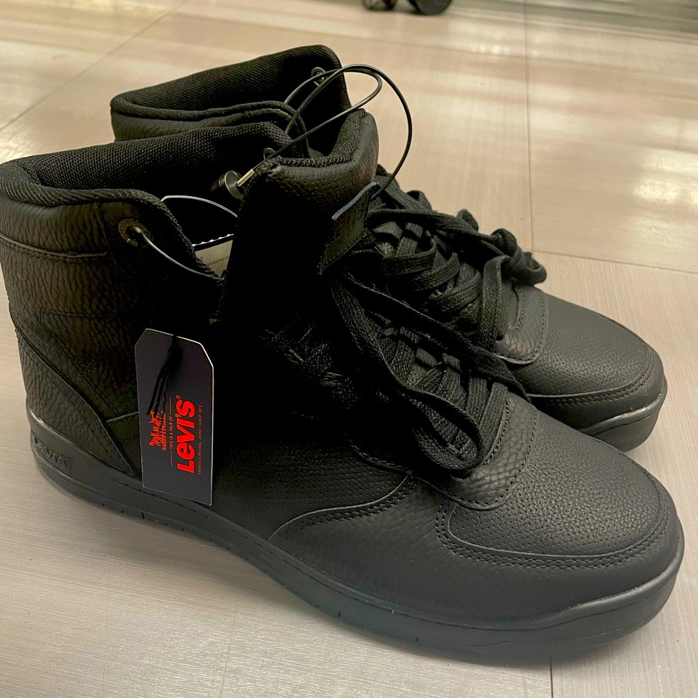 BRAND NEW - High top Levi’s Sneaker